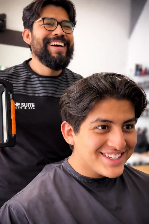 Cliente sonriente tras cambio de look en salón de belleza
