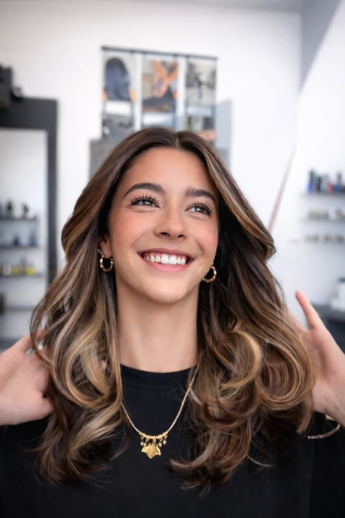 Mujer feliz viendo su nuevo peinado frente al espejo
