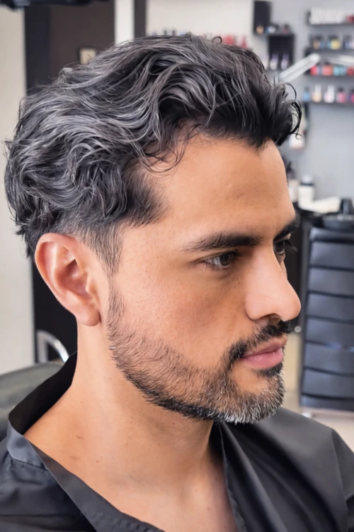 Hombre feliz después de corte de cabello profesional con estilo degradado