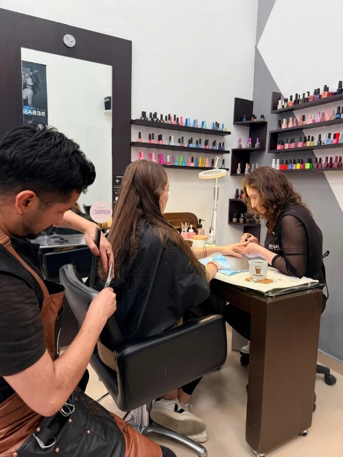 Aplicación de uñas con diseño elegante en proceso